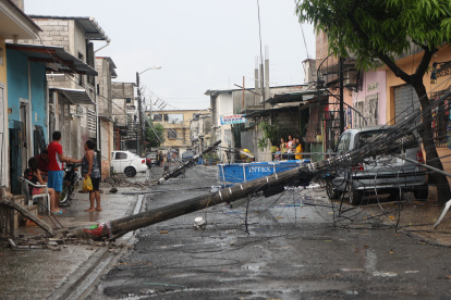 Durante el feriado, dos postes de luz se cayeron en la Florida Norte.