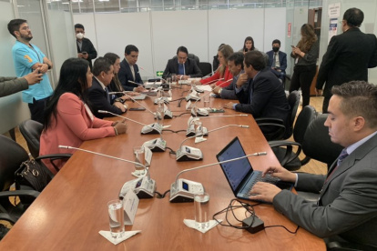 Sesión. Legisladores de la Comisión de Fiscalización se instalaron ayer para tramitar solicitudes de juicio político.