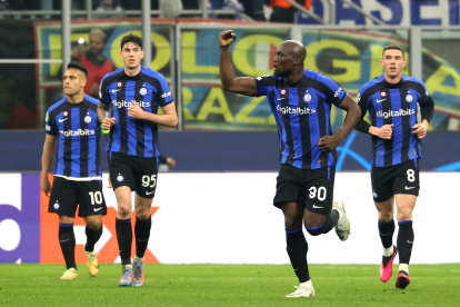 Inter Milan"Äôs Romelu Lukaku (second from R) jubilates with his teammates after scoring during the UEFA Champions League, round of 16, first leg soccer match between FC Inter and FC Porto at the Giuseppe Meazza stadium in Milan, Italy, 22 February 2023. (Liga de Campeones, Italia, Roma) EFE/EPA/MATTEO BAZZI