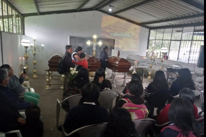 El Guapo. Los familiares y amigos de las víctimas asisten al velorio.