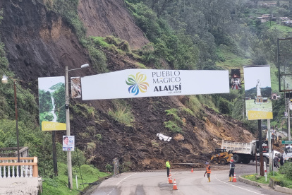 Alausí. Maquinaria ejecuta permanente limpieza de zona afectada.