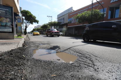 Bache que se ha formado en la calle Esmeraldas