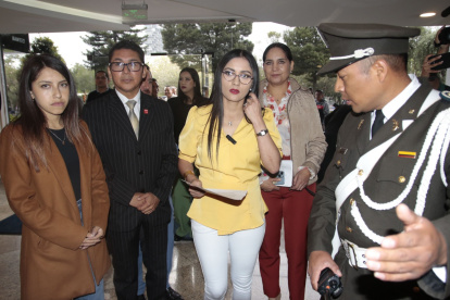 Pedidos. Viviana Veloz acudió junto con otros integrantes de la comisión a la Comandancia de la Policía y Ministerio del Interior.