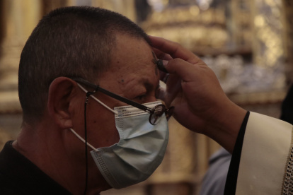 Creencias. Los creyentes, practicantes o seguidores de la religión católica se dieron cita en las iglesias de Quito, desde tempranas horas, para recibir la señal de la cruz por el Miércoles de Ceniza