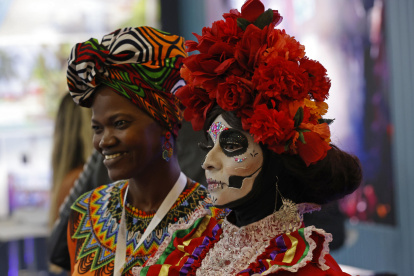 .- Visitantes se toman fotografías con una catrina hoy en el pabellón de México durante la 42 edición de la Vitrina Turística de la Asociación Colombiana de Agencias de Viajes y Turismo (Anato), en Bogotá (Colombia).