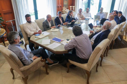 El Gobierno publicó esta foto en la que se ve al presidente Guillermo Lasso dirigiendo una reunión de gabinete. Tiene sus piernas cruzadas. Eso observaron usuarios de redes sociales.