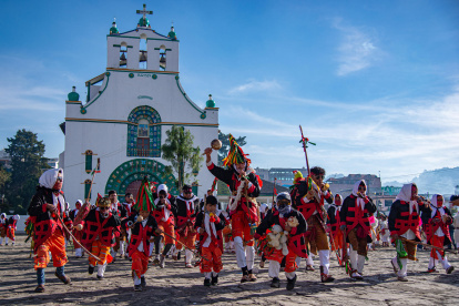 Los tzotziles y los tzeltales conciben al mundo como un todo y lo llaman cielo-tierra (vinajel-balamil). Toda vida se desarrolla en la superficie del cielo y la tierra, mientras que la vida extraordinaria, como la de los sueños, existe en el "otro cielo-tierra". Sólo los curanderos pueden verlo.