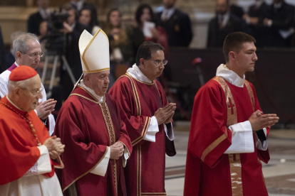 El papa Francisco junto a miembros de la Curia en la Basílica de San Pedro.
