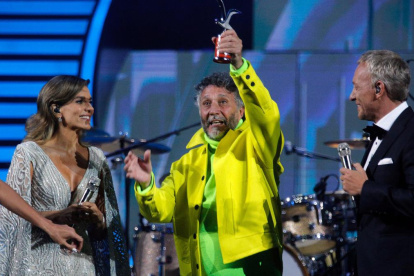 Momentos en que el artista argentino levanta sus gaviotas en señal de victoria.