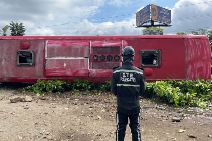 Un agente de tránsito observa a la unidad, que perdió pista este jueves 23 de febrero de 2023.