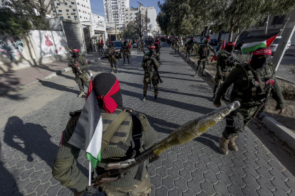 Combatientes del Frente Democrático para la Liberación de Palestina marchan durante la protesta contra la incursión militar israelí en la ciudad cisjordana de Nablus.