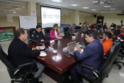 Encuentro. El COE Metropolitano de Quito recibió información sobre el proceso eruptivo del volcán.