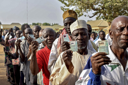 Imagen de archivo de nigerianos que hacen cola para votar en Abuja. EFE/EPA/STR