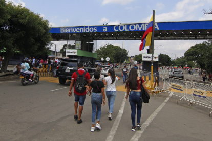 Fotografía del 20 de febrero de 2023 de varias personas mientras entran a Colombia desde Venezuela por el Puente Simón Bolívar en Cúcuta (Colombia)