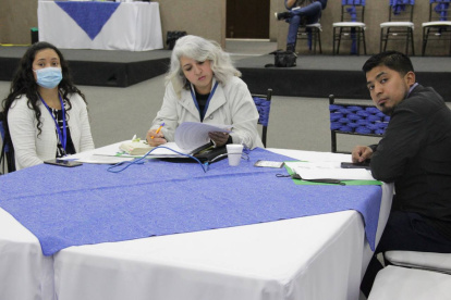 Varios delegados de partidos se dieron cita en la sede del organismo electoral.