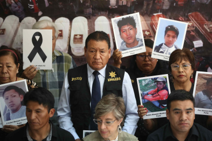 Familiares de los fallecidos en las protestas antigubernamentales del 9 de enero de 2023 se manifiestan para exigir "justicia" y "garantías de no repetición" ante dichos hechos, hoy, en Lima (Perú). Los familiares de los fallecidos en las protestas antigubernamentales en el sur de Perú pidieron este jueves en Lima "justicia" y "garantías de no repetición" ante los hechos ocurridos el 9 de enero pasado en la ciudad de Juliaca, donde murieron 18 manifestantes en una sola jornada de enfrentamientos con la Policía.
