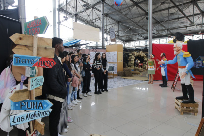 Discurso. Los distintos monigotes, que representan a personajes de la historia, presentan con audios su versión de los hechos.