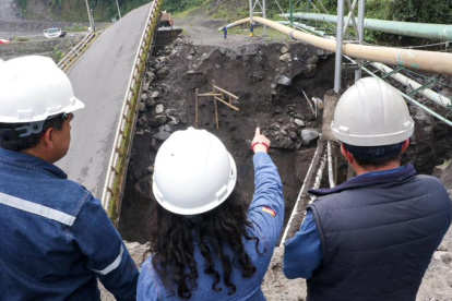 La gerente de Petroecuador, María Elisa Soledispa, en la visita a la zona de los oleoductos afectados.