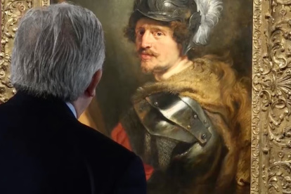 Un persona observa el cuadro que está de paso por Madrid, en estos días.