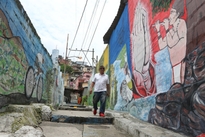 ‘Maquillaje’. Los colores de las paredes de algunos callejones no han cambiado la imagen olvidada del cerro del Carmen.