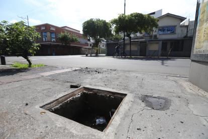 Alcantarilla sin tapa en la calle Esmeraldas.