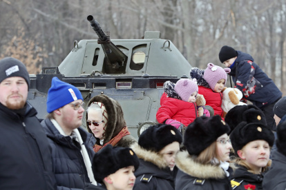 Un grupo de niños posan para una foto en un vehículo de combate de infantería durante el Día del Defensor de la Patria en Victory Park en San Petersburgo, en Rusia, el 23 de febrero de 2023.