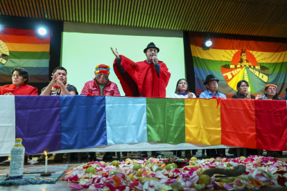 El presidente de la Confederación de Nacionalidades Indígenas del Ecuador (Conaie), Leonidas Iza, habla durante un discurso en la Casa de la Cultura, en Quito (Ecuador).