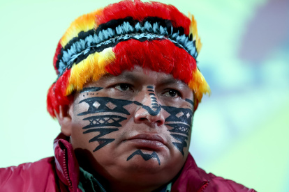 El presidente de la Confederación de Nacionalidades Indígenas de la Amazonía Ecuatoriana (Confenaie), Marlon Vargas, participa durante un discurso en la Casa de la Cultura, en Quito (Ecuador).