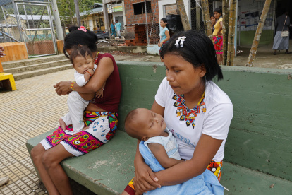 Indígenas embera cuidan a sus hijos el 23 de noviembre de 2022, en una fotografía de archivo.