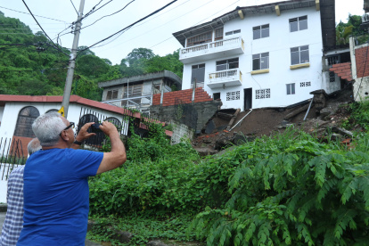 Las personas fotografían lo sucedido en la ciudadela El Paraíso