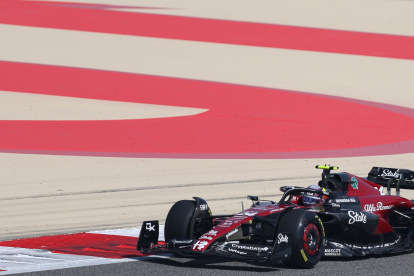 El piloto chino Guanyu Zhou fue el más rápido en los entrenamientos en Baréin.