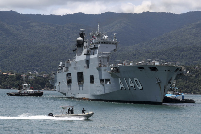 BRA50. SAO SEBASTIAO (BRASIL), 23/02/2023.- Fotografía del portaaviones que será utilizado como hospital flotante para atención de víctimas de las tempestades hoy, en el litoral del estado brasileño de Sao Paulo (Brasil). Un portaaviones que será utilizado como hospital flotante se sumó este jueves a la atención a las víctimas de las tempestades en el litoral del estado brasileño de Sao Paulo, que hasta ahora han dejado 49 muertos y 36 desaparecidos. EFE/ Sebastião Moreira