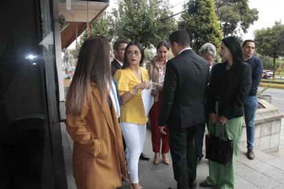 Gestión. Los comisionados han acudido a la Comandancia de Policía para buscar la comparecencia de uniformados.