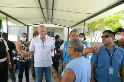 Playas. El segundo mandatario conversó con un usuario del hospital.