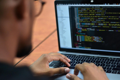 La policía abrió la investigación en marzo de 2021, tras una denuncia de robo de datos y amenazas a una empresa neerlandesa