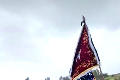 El rey carnaval aparece en medio de un grupo personas, bailando.