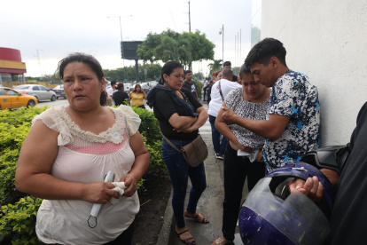 Dolor. Familiares de los atacados a tiros llegaron al centro forense de Guayaquil, para las diligencias de ley.