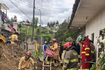 Ricaurte. Bomberos trabajan en el rescate de las víctimas.