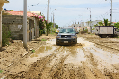 Ante la más mínima garúa, los ciudadanos tienen problemas para movilizarse por la tierra acumulada.