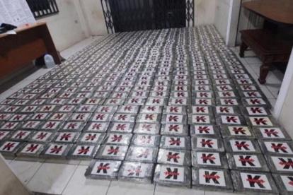 Santa Lucía. La droga aparece colocada sobre el piso de la vivienda.