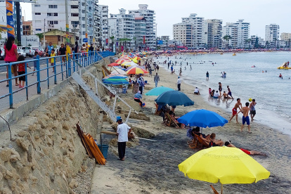 Balneario. Salinas acoge a muchos turistas en los feriados.