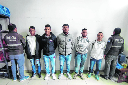 Quito. Algunos de los detenidos tras el operativo policial.