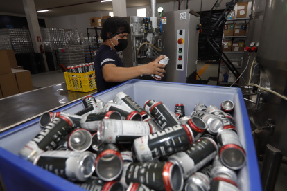 Desarrollo. Las bebidas pasan por un proceso de relleno, sellado del sticker de la marca y sellamiento del envase. Todo este proceso toma alrededor de 10 segundos por lata.