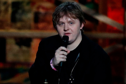 El artista continuó con su interpretación pese a lo ocurrido.