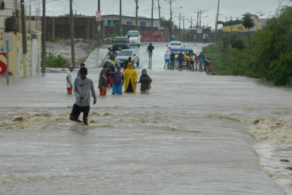 Decenas de familias pidieron ayuda para salir desde varios sectores inundados.