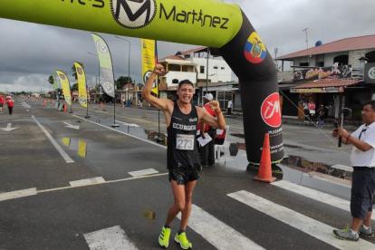 La celebración del marchista David Hurtado tras ganar la prueba de los 20 kilómetros y clasificar a la cita olímpica de París 2024.