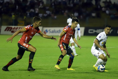 El argentino Bruno Duarte (2) lideró la defensa de Deportivo Cuenca en el triunfo ante Liga de Quito