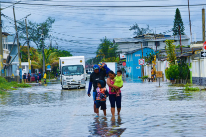 Algunas personas tuvieron que salir de sus viviendas debido al agua acumulada