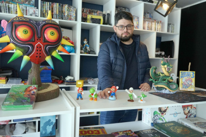 Colección. La máscara de Zelda, de la saga ‘The Legend of Zelda’, está valorada en 1.000 dólares. Es parte del museo de videojuegos de Fabián Proaño.
