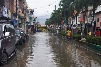 Bombeo. Miembros de la municipalidad se apoyaron en bombas de succión para evacuar la mayor cantidad del líquido